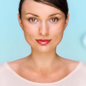 Close-up-portrait-of-young-woman-with-beautiful_q600