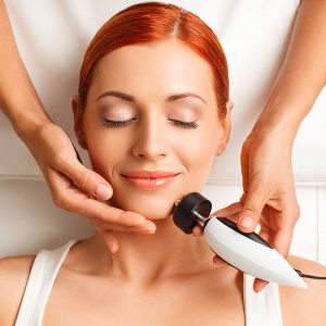 Straffere Haut durch Neubildung von Collagen